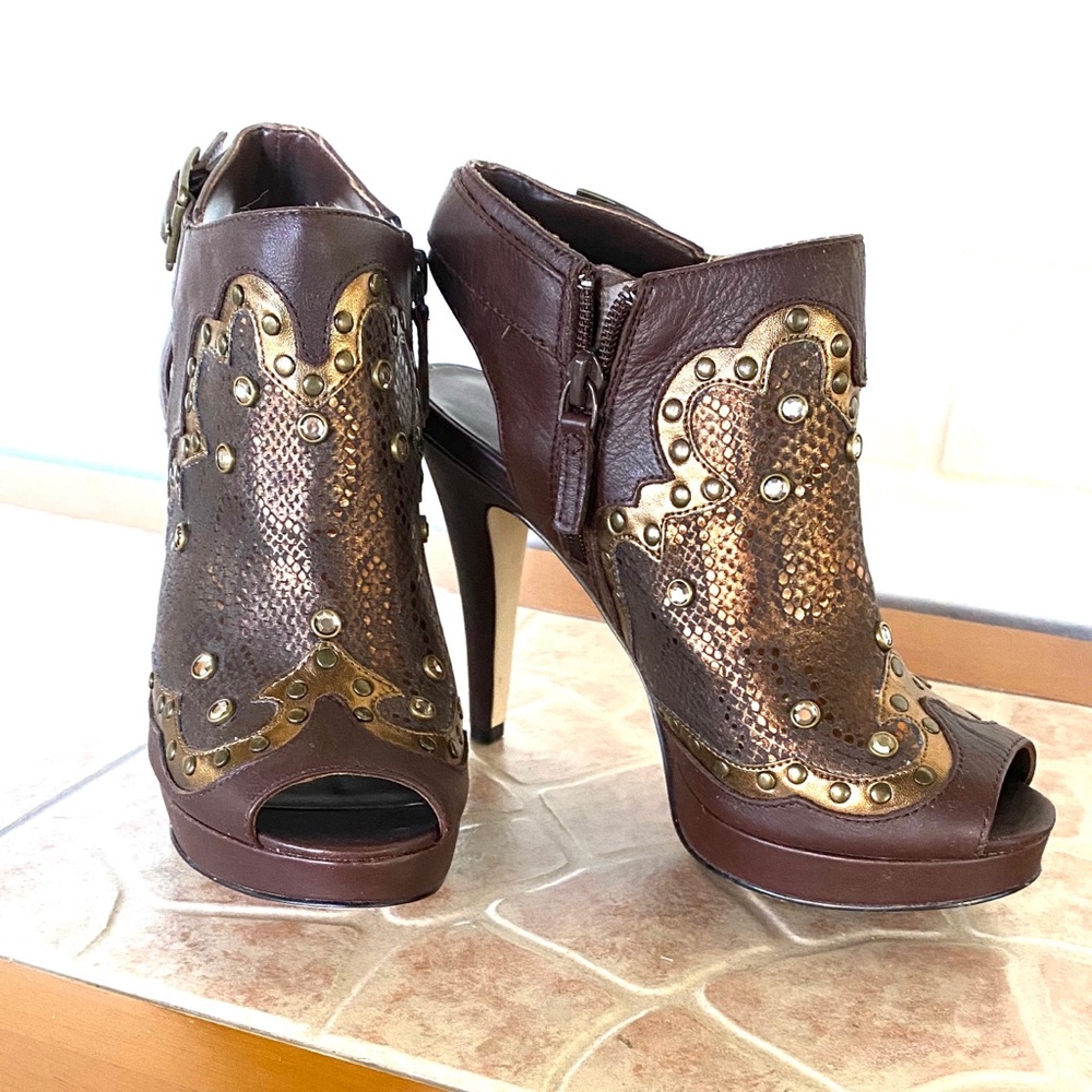 Reba open-heel, peep-toe pump. Size 6.5 M
